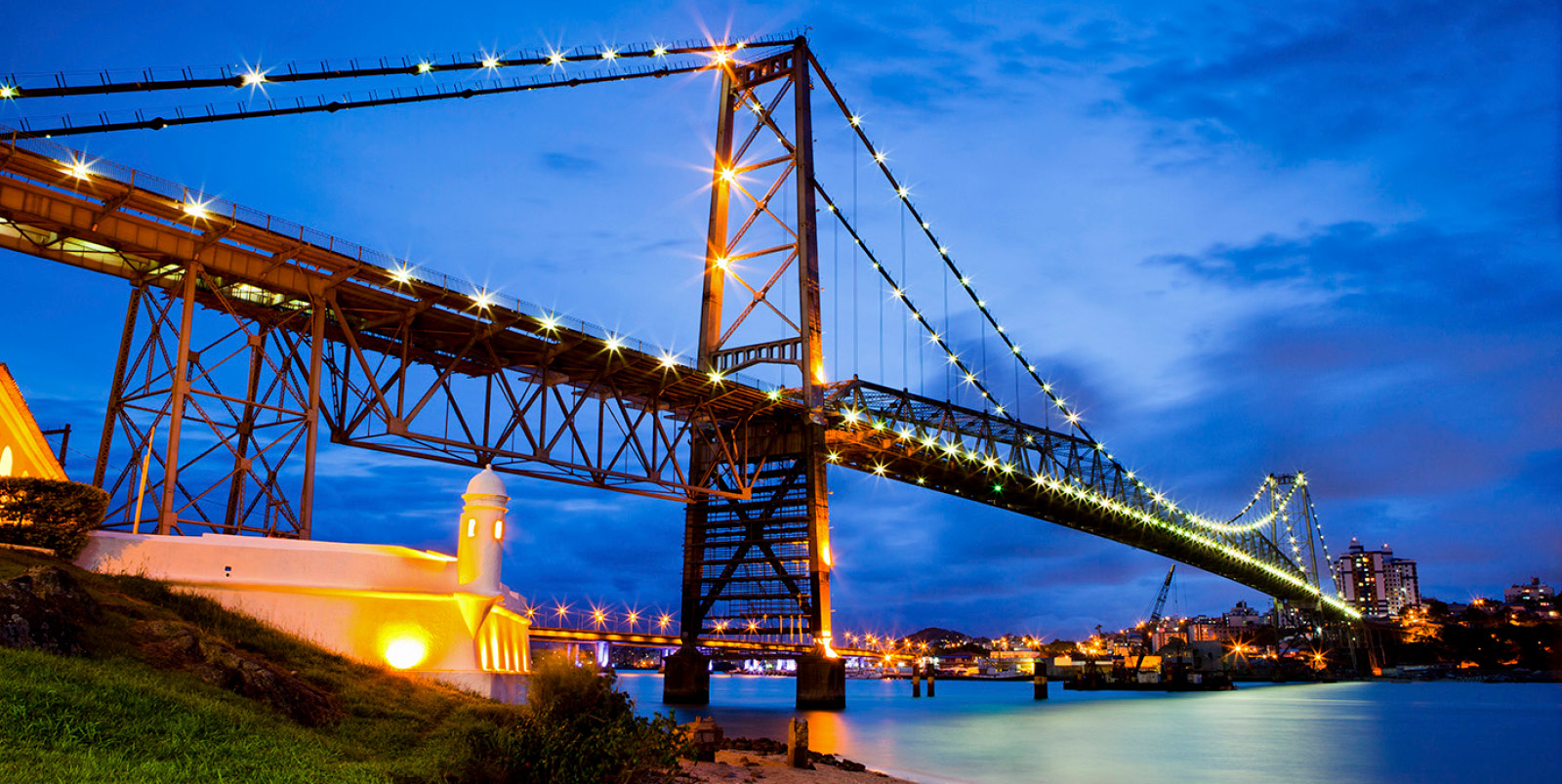 FLORIANOPOLIS, SANTA CATARINA STATE, BRAZIL - 2011 12 05: Hercilio Luz Bridge in Florianopolis, the capital city of Santa Catarina State in southern Brazil, the first bridge constructed to link the Island of Santa Catarina to the mainland and the longest suspension bridge in Brazil  (Photo by Flavio Veloso Brazil Photos LightRocket via Getty Images)