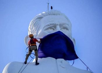 Estátua de Padre Cícero recebe máscara para conscietização contra o covid-19
