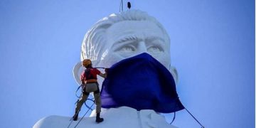 Estátua de Padre Cícero recebe máscara para conscietização contra o covid-19