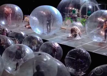 Novo Normal – Banda Faz Show com Público em Bolhas Gigantes