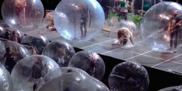 Novo Normal – Banda Faz Show com Público em Bolhas Gigantes