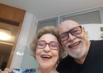 Aposentado toca gaita diariamente para os vizinhos em quarentena