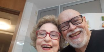 Aposentado toca gaita diariamente para os vizinhos em quarentena