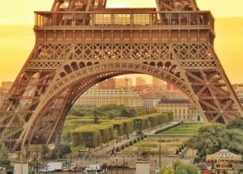 Torre Eiffel reabre após 104 dias