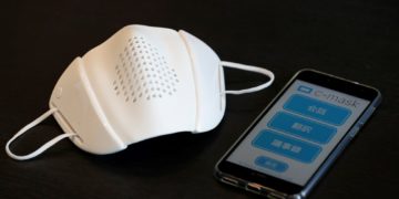 Máscara japonesa se conecta a internet e traduz até 8 idiomas