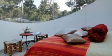 Rede de hotéis troca quartos por bolhas ao ar livre