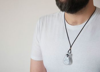 Conheça o PULSE, um colar desenvolvido pela NASA que te alerta para não tocar o rosto