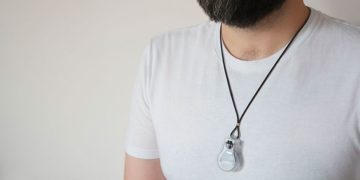 Conheça o PULSE, um colar desenvolvido pela NASA que te alerta para não tocar o rosto