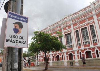 Prefeitura de Sobral instala placas sobre uso obrigatório de máscaras