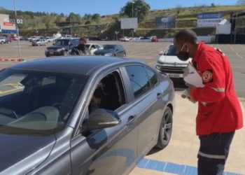 Shopping Center em Botucatu libera carros pra percorrer corredores do estabelecimento