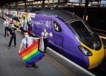 Reino Unido inaugura “Trem do Orgulho”, com 100% dos funcionários LGBTQI+