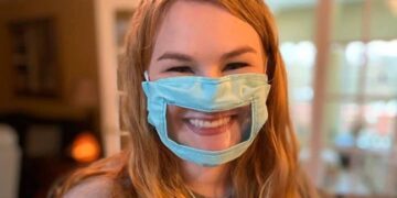 Estudante criou e doou máscaras para pessoas com deficiência auditiva