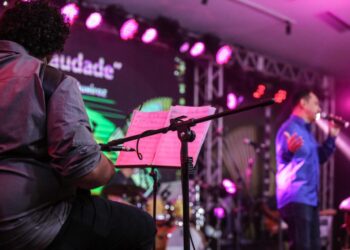 Presidente da AL/CE, Dr. Sarto, entrega premiação aos ganhadores do Festival de Música