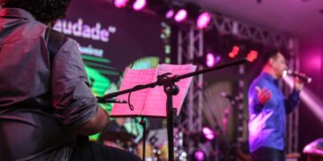 Presidente da AL/CE, Dr. Sarto, entrega premiação aos ganhadores do Festival de Música