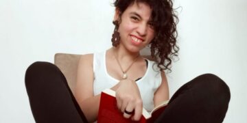 Com paralisia cerebral, Clara é sucesso no TikTok