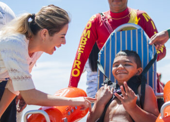Praia para todos e todas: conheça o programa Praia Acessível