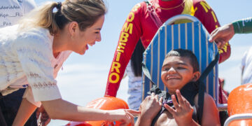 Praia para todos e todas: conheça o programa Praia Acessível