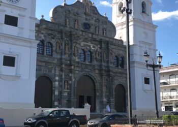 Panamá anuncia reabertura em outubro