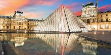 Faça um tour pelo Louvre dentro de casa