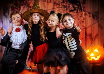 Veja como transformar roupas infantis em fantasias de Halloween