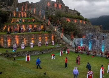 Machu Picchu reabre para turismo
