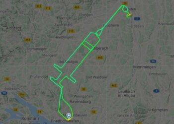 Piloto “desenha” vacina no ar para comemorar a vacina na Alemanha