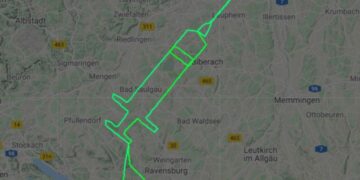 Piloto “desenha” vacina no ar para comemorar a vacina na Alemanha