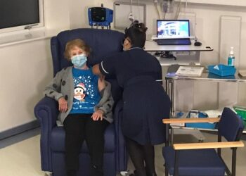 Margaret Keenan é a primeira pessoa a ser vacinada contra a Covid-19