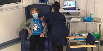 Margaret Keenan é a primeira pessoa a ser vacinada contra a Covid-19