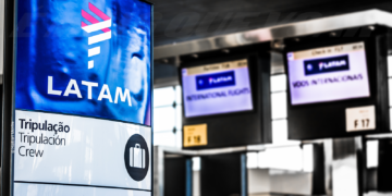 Latam vai implementar novo sistema de atendimento remoto em aeroportos brasileiros