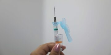 Prefeitura de Fortaleza amplia número de equipes para otimizar vacinação de idosos acima de 75 anos contra Covid-19