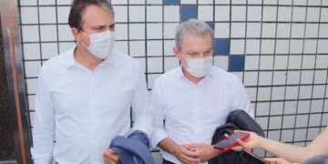 Governador do Ceará e prefeito de Fortaleza acompanham envio do primeiro lote de vacinas contra a Covid-19