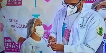 A Técnica de Enfermagem Maria Silvana é a primeira pessoa no Ceará a ser vacinada contra a covid-19