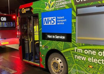 Londres transforma ônibus em ambulâncias para transporte de pessoas com Covid-19