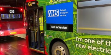 Londres transforma ônibus em ambulâncias para transporte de pessoas com Covid-19