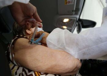 Idosos sem veículo próprio podem solicitar transporte para os drives de vacinação por telefone