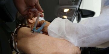 Idosos sem veículo próprio podem solicitar transporte para os drives de vacinação por telefone