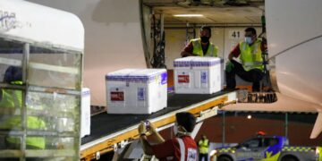 Lote com mais de 49 mil doses de vacinas contra a Covid chegou ao Ceará