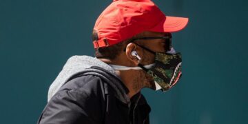 Autoridade de saúde dos EUA recomenda usar duas máscaras