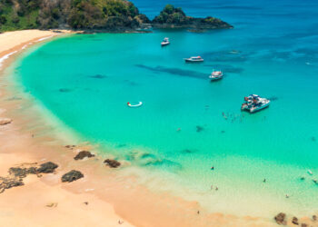 Baía do Sancho (PE) e Baía dos Golfinhos (RN) estão entre as melhores praias do mundo