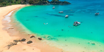 Baía do Sancho (PE) e Baía dos Golfinhos (RN) estão entre as melhores praias do mundo