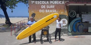 Primeiro surfista cego no Brasil é inspiração de superação