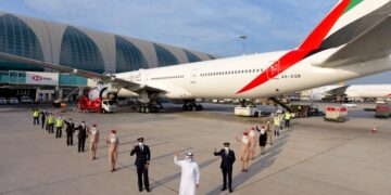 Emirates realiza primeiro voo com toda linha de frente vacinada