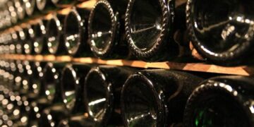 Você sabe o motivo da garrafa de vinho ser côncava?