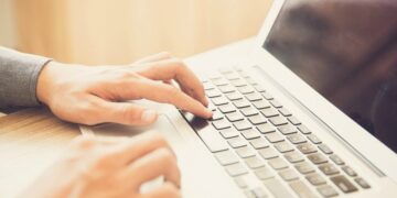 Profissionais de turismo podem fazer curso gratuito de Libras em nova parceria do MTur