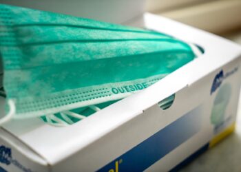 Você sabe quais os procedimentos das Cias. de aviação sobre o uso da máscara durante o voo? Confira