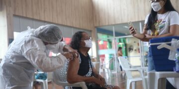 Fortaleza já inicia segunda fase de vacinação com idosos a partir de 70 anos