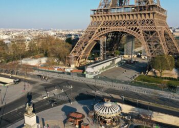 França anuncia lockdown de um mês