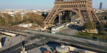 França anuncia lockdown de um mês