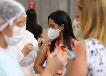 Fortaleza ultrapassa mais de 370 mil pessoas vacinadas com a 1ª dose contra a Covid-19